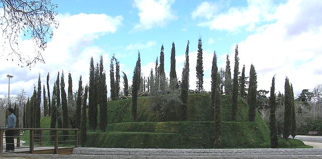 640px-20060320_-_Bosque_de_los_Ausentes_(Madrid)_02